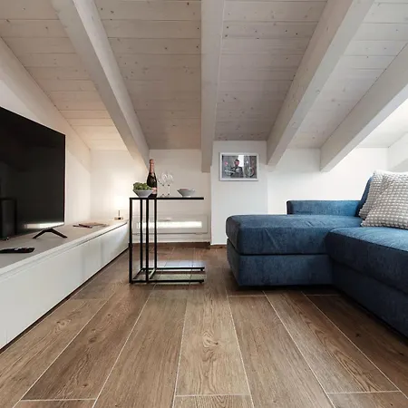 Апартаменты Amazing Attic On Harbour Комо