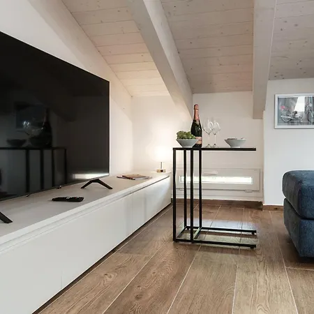 Amazing Attic On Harbour Апартаменты