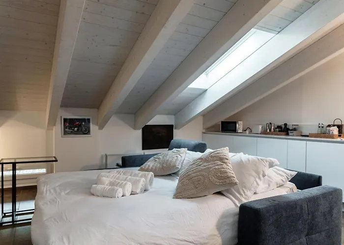 Amazing Attic On Harbour Daire Como