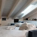 Amazing Attic On Harbour Lejlighed Como