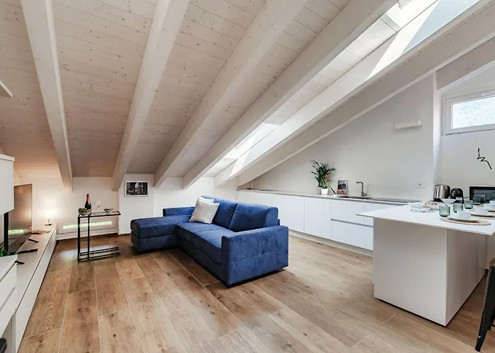 Amazing Attic On Harbour Комо