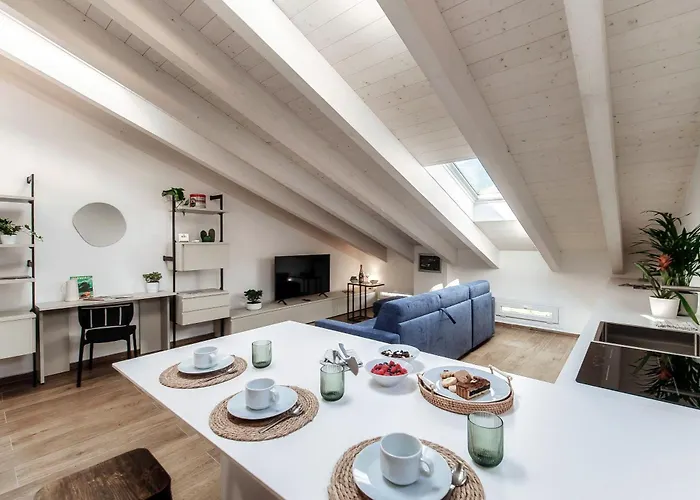 Апартаменты Amazing Attic On Harbour Комо