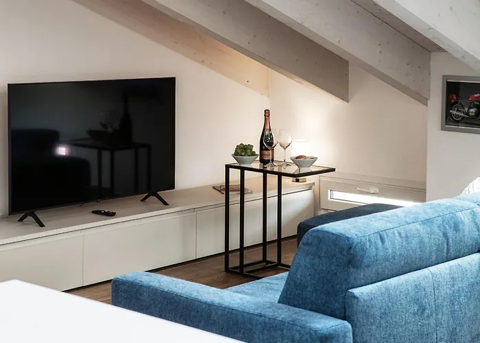 Amazing Attic On Harbour Комо